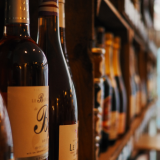 A Arte do Terroir: O Elo Invisível entre os Vinhos do Velho Mundo e as Residências de Luxo