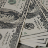 Por que os maiores patrimônios do Brasil estão migrando para Miami e Orlando? A estratégia por trás do luxo dolarizado.